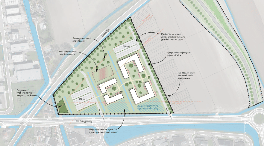 Plattegrond inrichtingsplan huisvesting arbeidsmigranten Zevenbergen. Ingetekend zijn de bouw van zes gebouwen van drie verdiepingen met parkeergelegenheid, recreatievoorzieningen en groen.