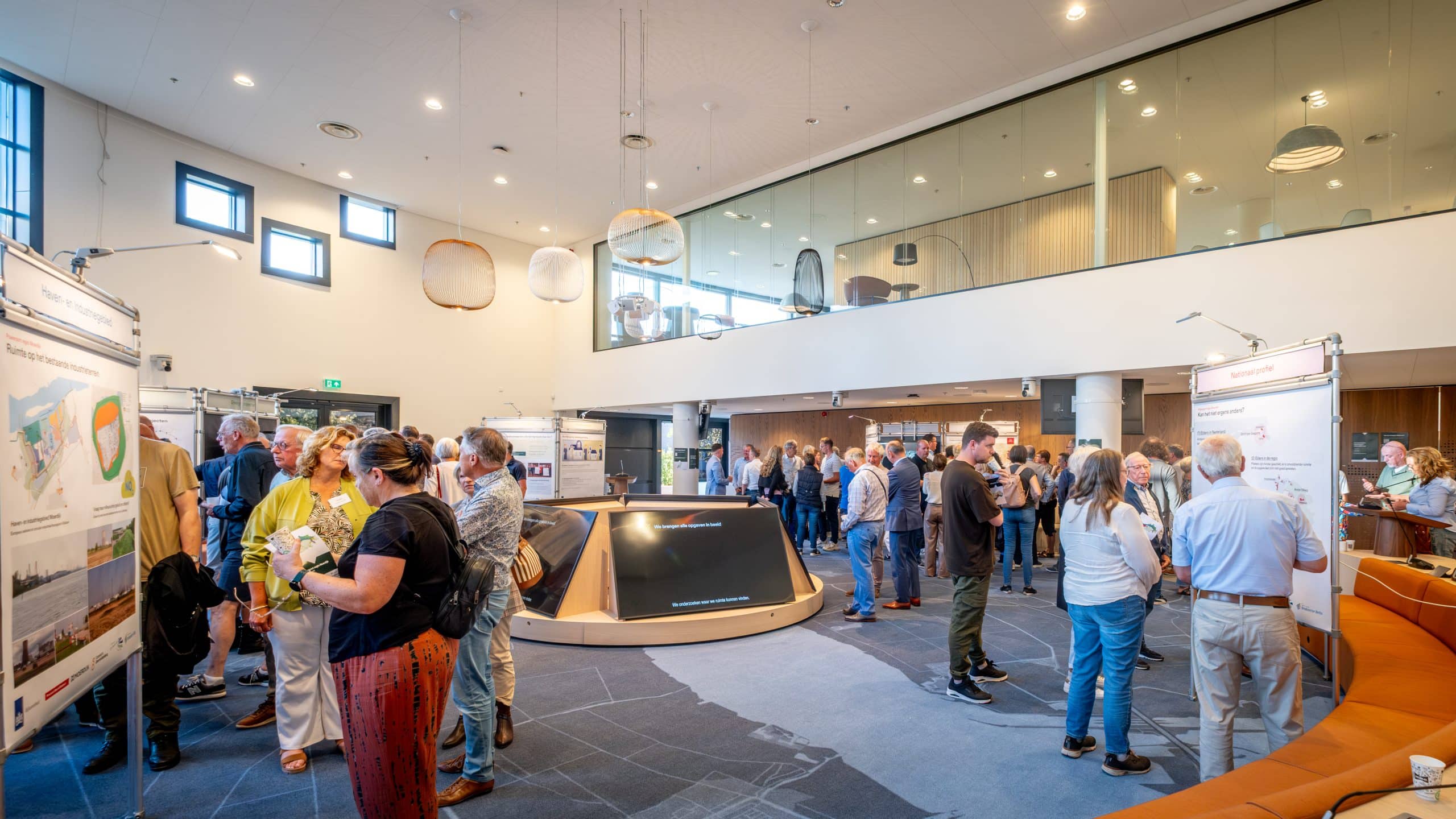 Inwoners in de hal van het gemeentehuis voor de bijeenkomst Powerport